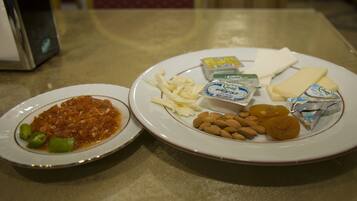 Dos platos de comida sobre una mesa.