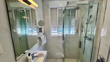Estudio Individual | Baño | Ducha, toallas y papel higiénico