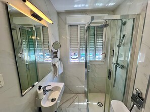 Studio Single | Bathroom | Shower, towels, toilet paper - Costa Marbella Star Light (Marbella)