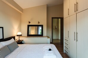 3 bedrooms, desk, soundproofing, iron/ironing board