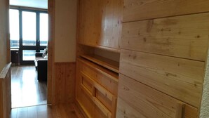 A wooden interior with a bench and a view through a large window. - Ski-in studio, mountain view, perfect for 4 (Tignes)