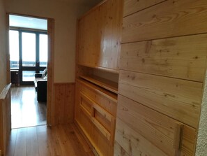 A wooden interior with a built-in bench and a view through a large window. - Ski-in studio, mountain view, perfect for 4 (Tignes)