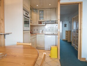 Fridge, oven, dishwasher, cookware/dishes/utensils