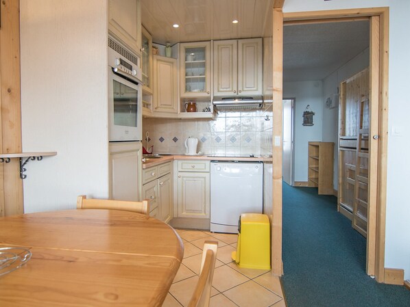 Fridge, oven, dishwasher, cookware/dishes/utensils