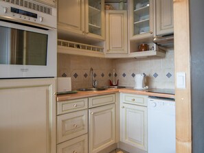 Fridge, oven, dishwasher, cookware/dishes/utensils