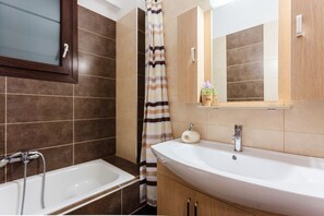 Articles de toilette (gratuits), séchoir à cheveux, serviettes fournies