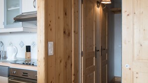 Una cocina con armarios de madera, una estufa y una cafetera.