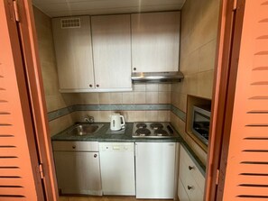 Fridge, dishwasher
