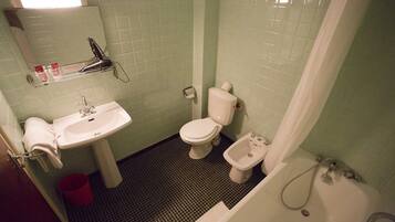 Triple Room | Bathroom | Free toiletries, hair dryer, towels