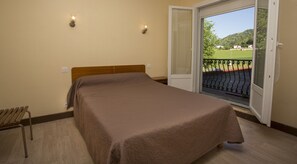 Individually decorated, individually furnished, iron/ironing board - Hotel Espellet (Larceveau-Arros-Cibits)