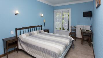 Double Room, 1 Double Bed, Non Smoking | Individually decorated, individually furnished, iron/ironing board