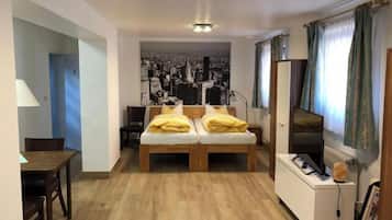 Habitación cuádruple básica | Minibar, escritorio, wifi gratis y ropa de cama