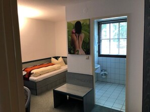 Kamar Single Ekonomi | Kamar mandi | Perlengkapan mandi gratis, pengering rambut, dan handuk
