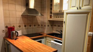 A compact kitchen with a wooden countertop, a stove, a sink, and a dishwasher. - Luxury Studio 30 m², ski-in, balcony, perfect for 4 in Tignes (Tignes)
