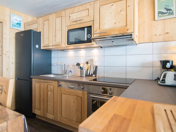 Fridge, dishwasher