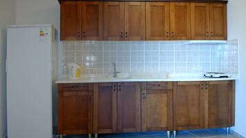 Apartemen, 2 kamar tidur | Dapur kecil pribadi | Lemari es, microwave, ketel listrik, dan peralatan masak/sendok-piring