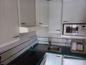 Fridge, oven, dishwasher, cookware/dishes/utensils