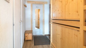 A narrow hallway with wooden flooring and a door labeled "Privé". - Studio with balcony and wifi 500m from slopes (Tignes)