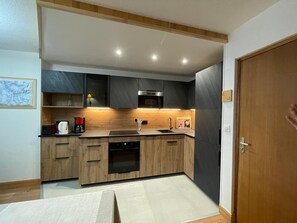 Kjøleskap, mikrobølgeovn, ovn og oppvaskmaskin