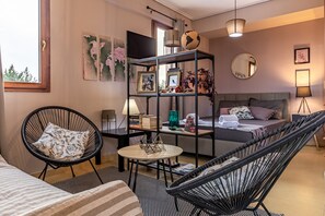 Escritorio, tabla de planchar con plancha, wifi gratis y ropa de cama 