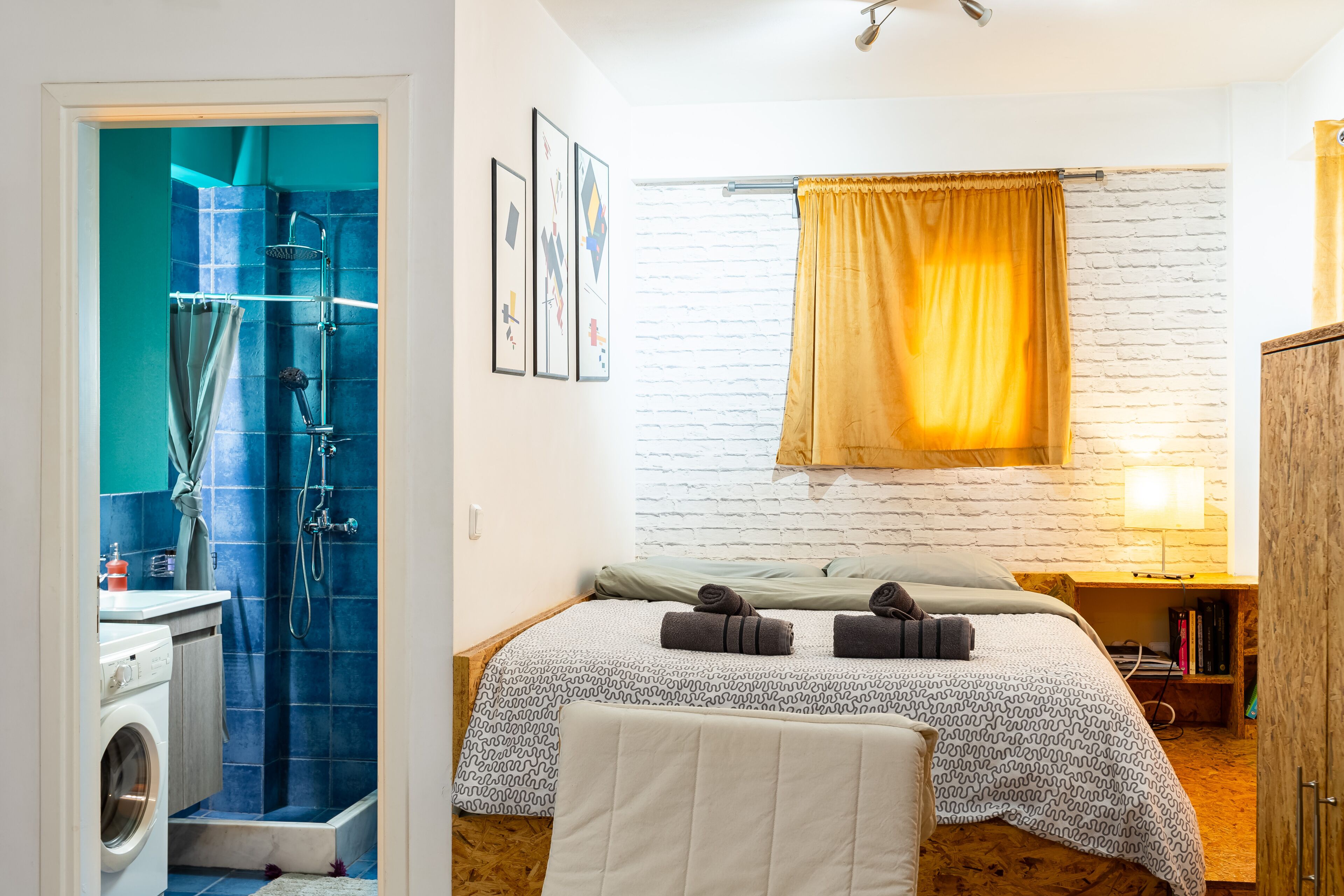 Studio trung tâm thành phố | Phòng tắm | Buồng tắm vòi sen, đồ dùng nhà tắm miễn phí, máy sấy tóc, khăn tắm 