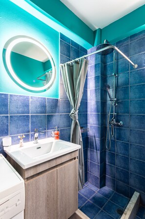 City Studio | Bathroom | Shower, free toiletries, hair dryer, towels - Downtown Yellow Studio - Central Secret Nest (Kalamata)