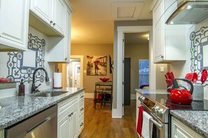 雪櫃、微波爐、焗爐、爐具