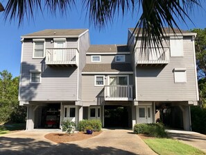 Exterior - Screened porch, well stocked, short ez walk to sand!Beach chairs & cart included (Port Saint Joe)