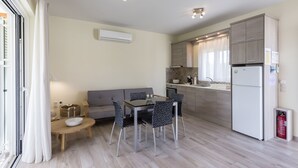 Una cocina moderna con comedor, sofá y mesa con sillas.