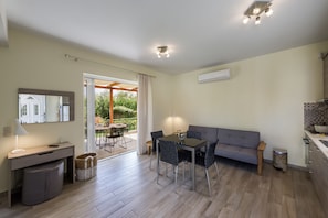 Apartment | Living area | Flat-screen TV