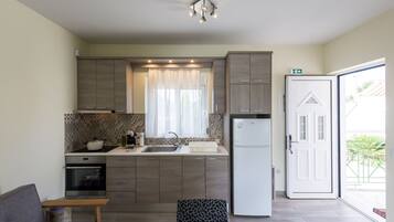 Apartment | Private kitchen | Full-sized fridge, oven, stovetop, coffee/tea maker