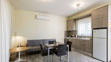 Room | 1 bedroom, Frette Italian sheets, premium bedding, desk