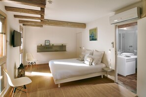 Superior tweepersoonskamer | Een minibar, een kluis op de kamer, individueel gemeubileerd, een bureau