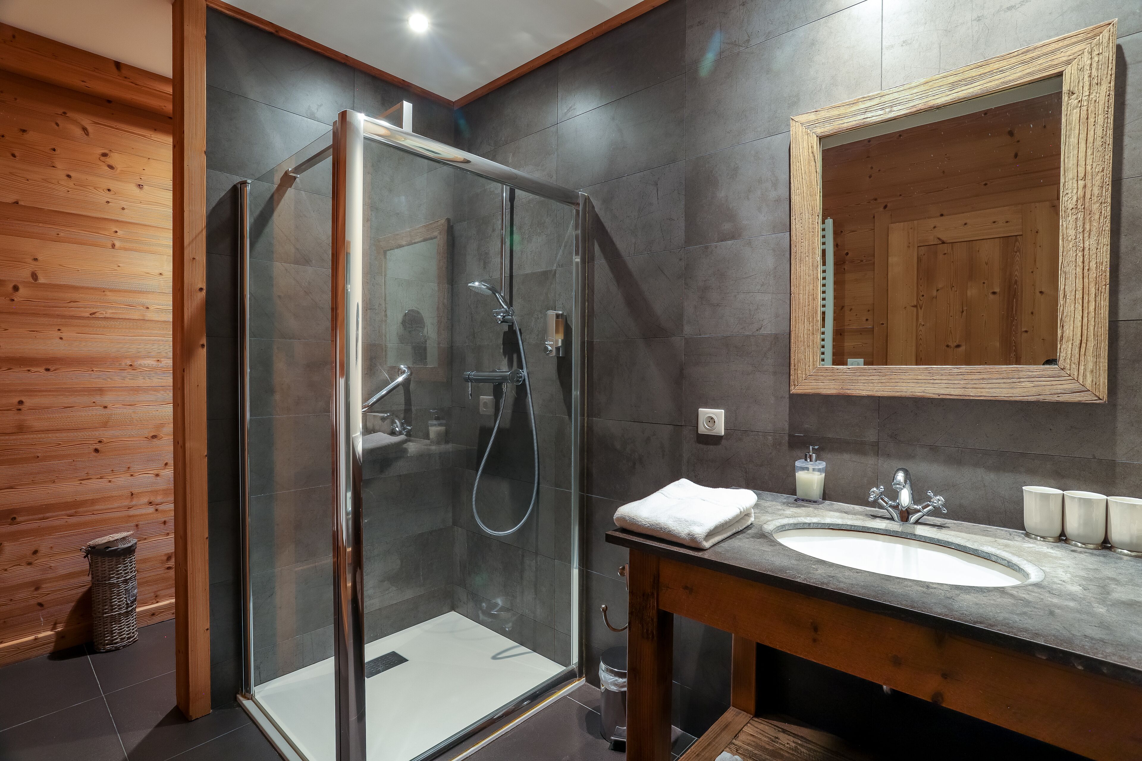 basic suite | bathroom | free toiletries, hair dryer, bathrobes, slippers