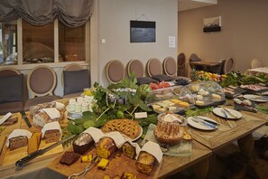 Daily cooked-to-order breakfast (EUR 15 per person)