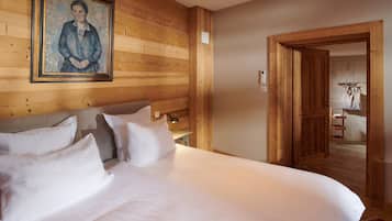 Classic Double Room | Minibar, in-room safe, individually furnished, desk