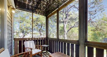 Cheerful condo with enclosed porch, next to Cape Cod Bay with beach access