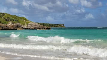 Nära stranden, vit sandstrand och strandhanddukar