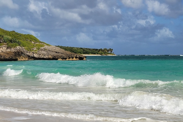 Beach nearby, white sand, beach towels