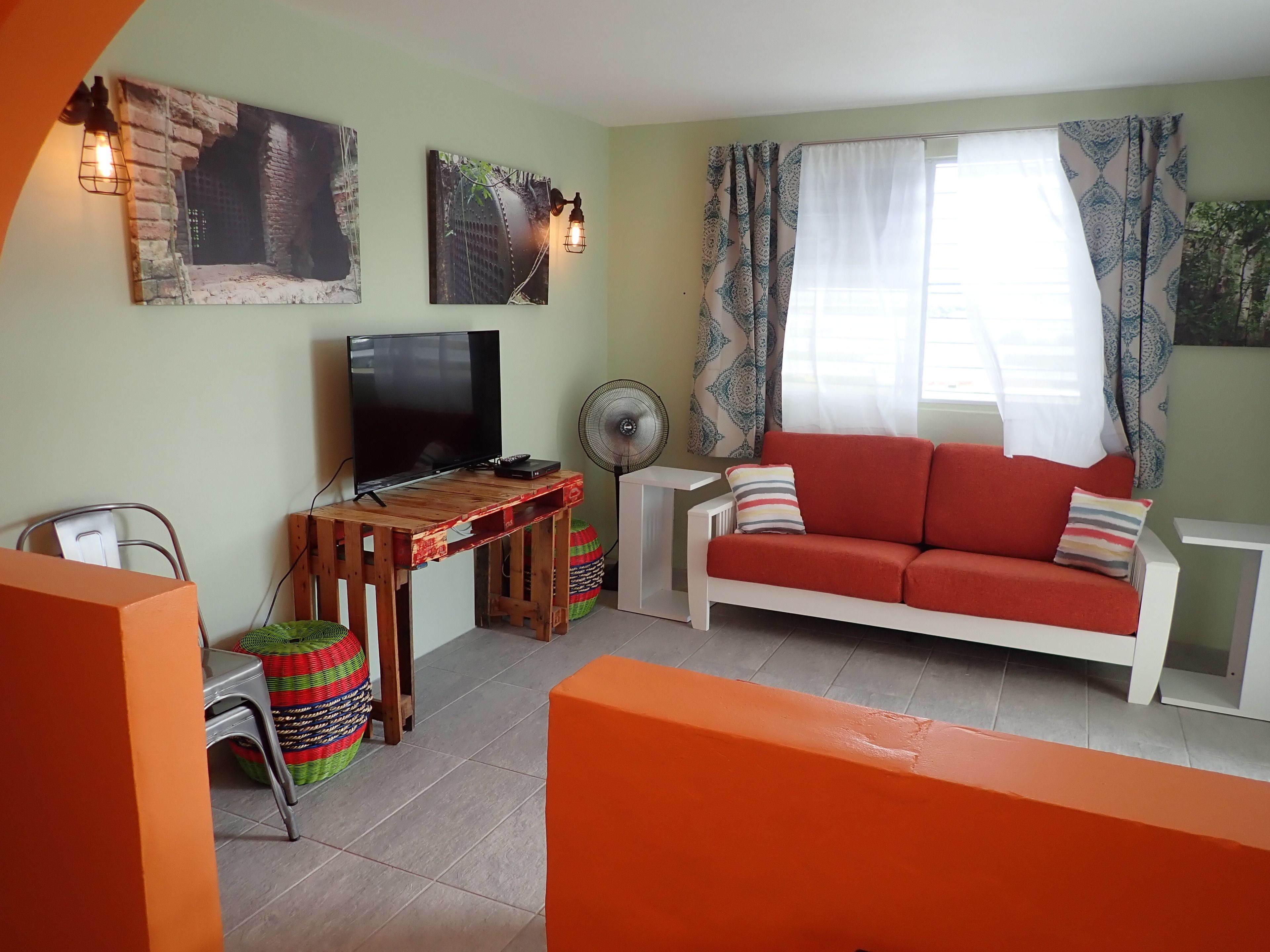 Apartamento luxo, 2 quartos, cozinha, vista parcial para o oceano (Room #6) | Área de estar | TV LED 43 polegadas com canais digitais, TV, serviços de streaming