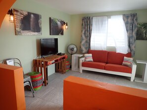 Apartamento luxo, 2 quartos, cozinha, vista parcial para o oceano (Room #6) | Área de estar | TV LED 43 polegadas com canais digitais, TV, serviços de streaming