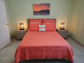 Apartamento luxo, 2 quartos, cozinha, vista parcial para o oceano (Room #6) | Cofres nos quartos, cortinas blackout, ferros/tábuas de passar roupa