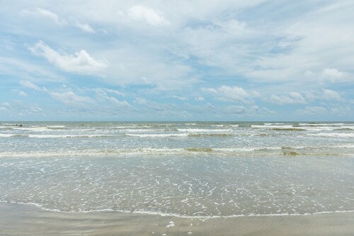 Lovely dog-friendly villa with great beach views & deck