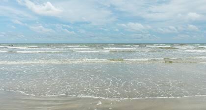 Lovely dog-friendly villa with great beach views & deck