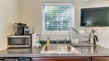 Refrigerador, microondas, cafetera y tetera y utensilios de cocina