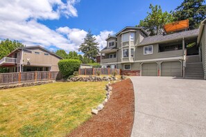 Exterior - Beautiful suite with lake & city views, hot tub - near downtown (Mercer Island)