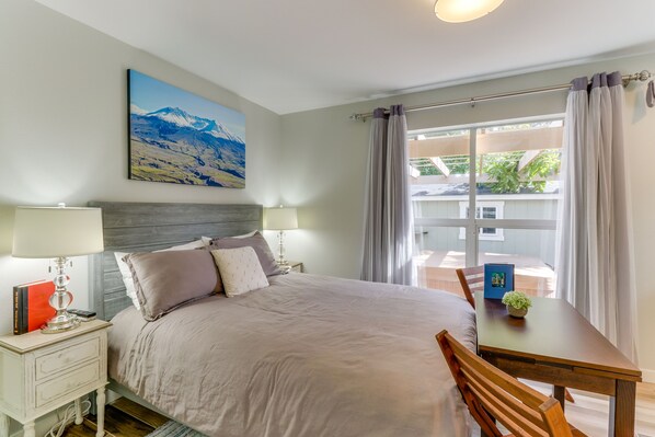 Internet, bed sheets - Beautiful suite with lake & city views, hot tub - near downtown (Mercer Island)