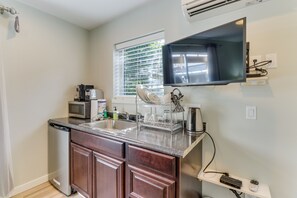 Interior - Beautiful suite with lake & city views, hot tub - near downtown (Mercer Island)