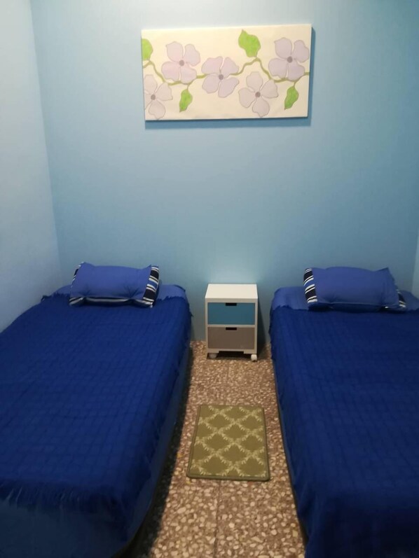 Economy Twin Room, 2 Twin Beds, Accessible, Shared Bathroom | Wheelchair access - Snooze and Fly - Hostel (Elche)