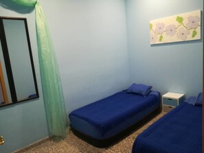 Economy Twin Room, 2 Twin Beds, Accessible, Shared Bathroom | Wheelchair access - Snooze and Fly - Hostel (Elche)